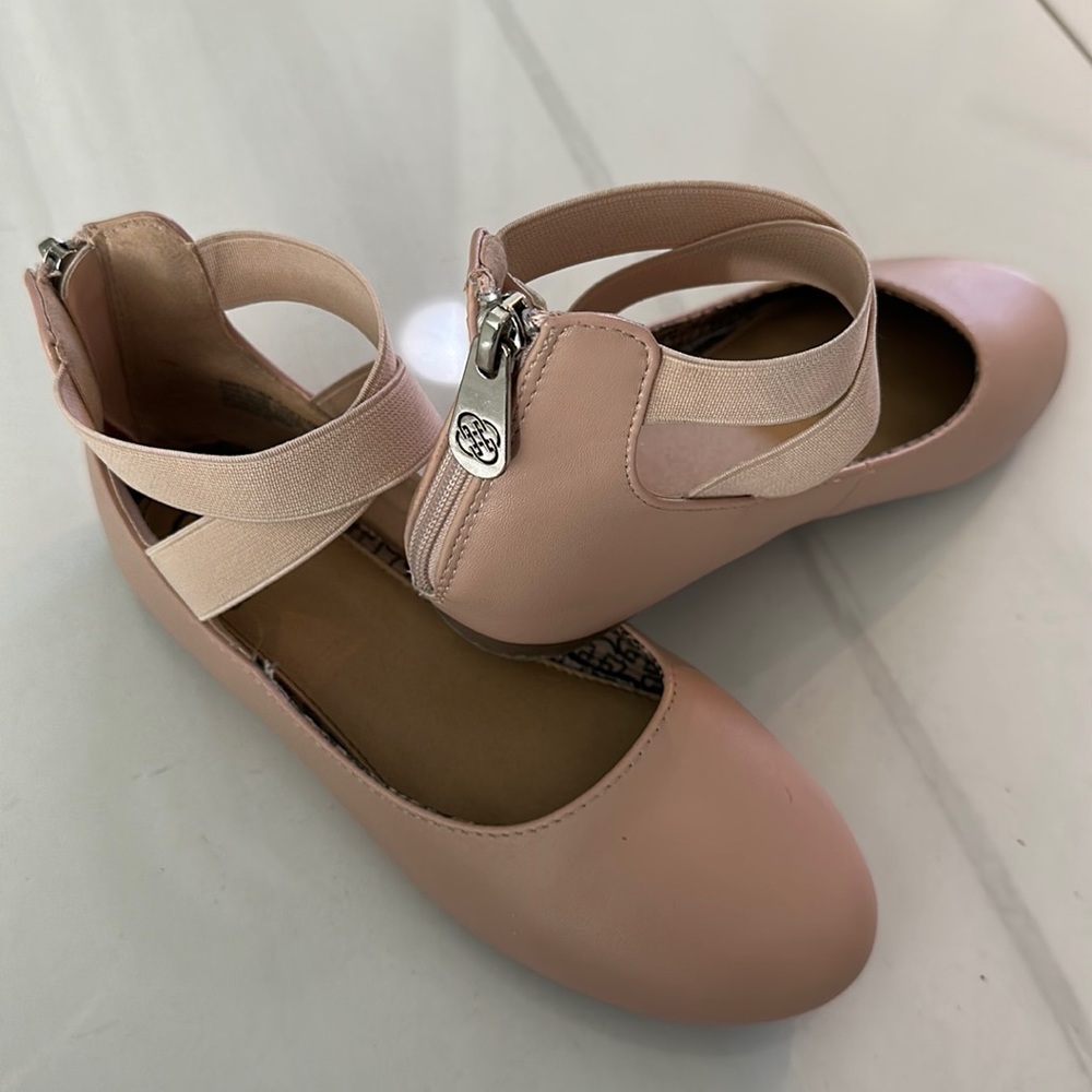 ⭐️ Girl dress shoes (Daisy Fuentes brand) size 2